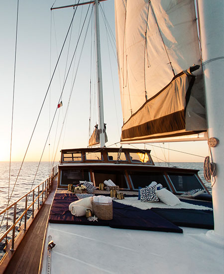 Lounging area on the bow of Tu Enamorado